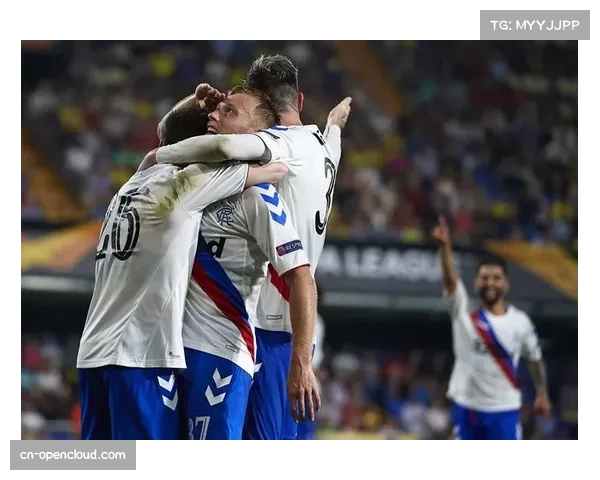 欧联杯温情一幕:流浪者小球迷闯入球场合影偶像后被带离 欧联杯温情一幕:流浪者小球迷闯入球场合影偶像后被带离